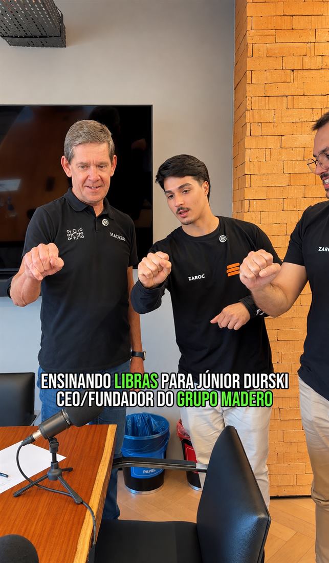 Tony Alves ensinando Libras a Junior Durski e equipe do Grupo Madero