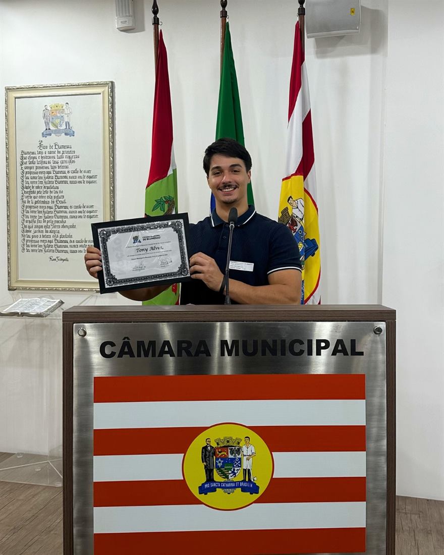 Tony Alves recebendo menção honrosa em Blumenau